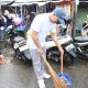 Bupati Pulang Pisau Ahmad Rifa’i memimpin langsung aksi bersih-bersih sampah plastik di Pasar Patanak, Jumat (20/6/2025).