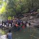 Tim gabungan Basarnas, Polres, dan relawan saat mengevakuasi jenazah korban tenggelam di Bendungan Gunung Ulin, Kotabaru, Sabtu (21/6/2025).