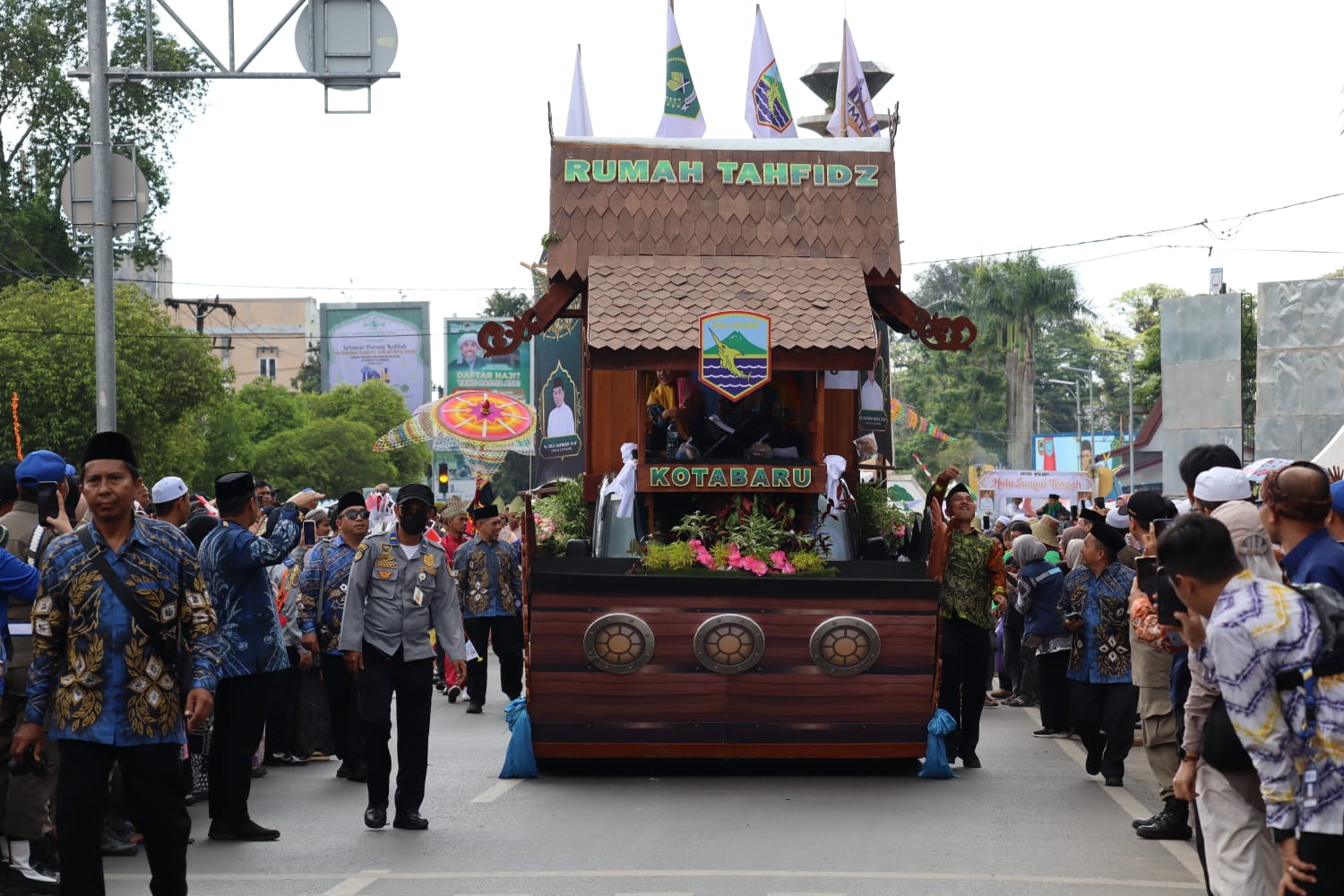 Kafilah Kotabaru menampilkan kapal hias Islami bertema "Kotabaru Hebat, Generasi Qur’ani Hebat" saat pawai taaruf pembukaan MTQ ke-36 di Martapura, Sabtu (21/6/2025).