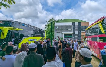 Para jemaah haji Barito Timur turun dari bus dan disambut hangat keluarga serta pejabat Kementerian Agama di PLHUT Tamiang Layang, Senin (23/6/2025). (Foto: Humas Kemenag Bartim)