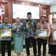 Bupati Tala Rahmat Trianto bersama istri menerima pengukuhan sebagai Ayah dan Bunda GenRe dari Gubernur Kalsel pada Harganas ke-32 di Banjarbaru, Selasa (24/6/2025).