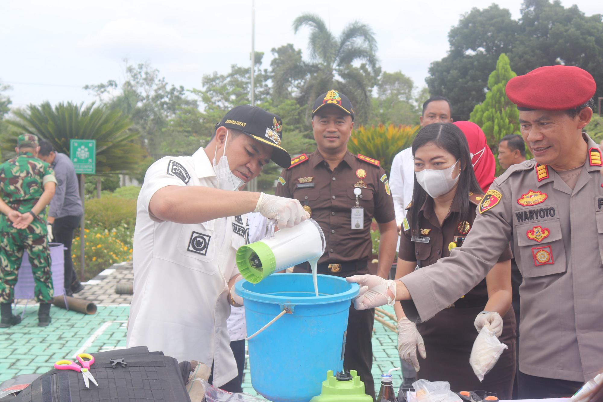Bupati Pulang Pisau H. Ahmad Rifa’i menyaksikan langsung pemusnahan barang bukti narkotika di Kantor Kejaksaan Negeri Pulang Pisau, Rabu (25/6/2025).
