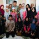Bupati Tanah Laut, H. Rahmat Trianto, menyerahkan bingkisan kepada peserta kafilah MTQ XXXVI di pemondokan Martapura, sebagai bentuk dukungan dan penyemangat sebelum lomba dimulai.