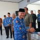 Sekda Banjarnegara, Indarto, menyerahkan dana sosial secara simbolis kepada perwakilan penerima di Gedung KORPRI, Kamis (26/6/2025).