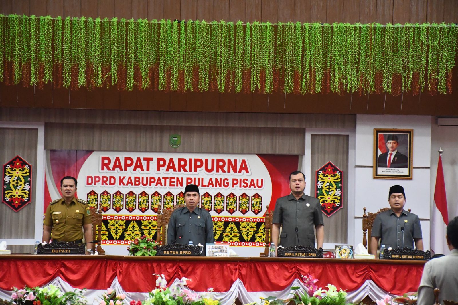 Bupati Pulang Pisau Ahmad Rifa’i menyampaikan pernyataan usai menghadiri Rapat Paripurna DPRD tentang perubahan APBD Tahun Anggaran 2025, Senin (30/6/2025).