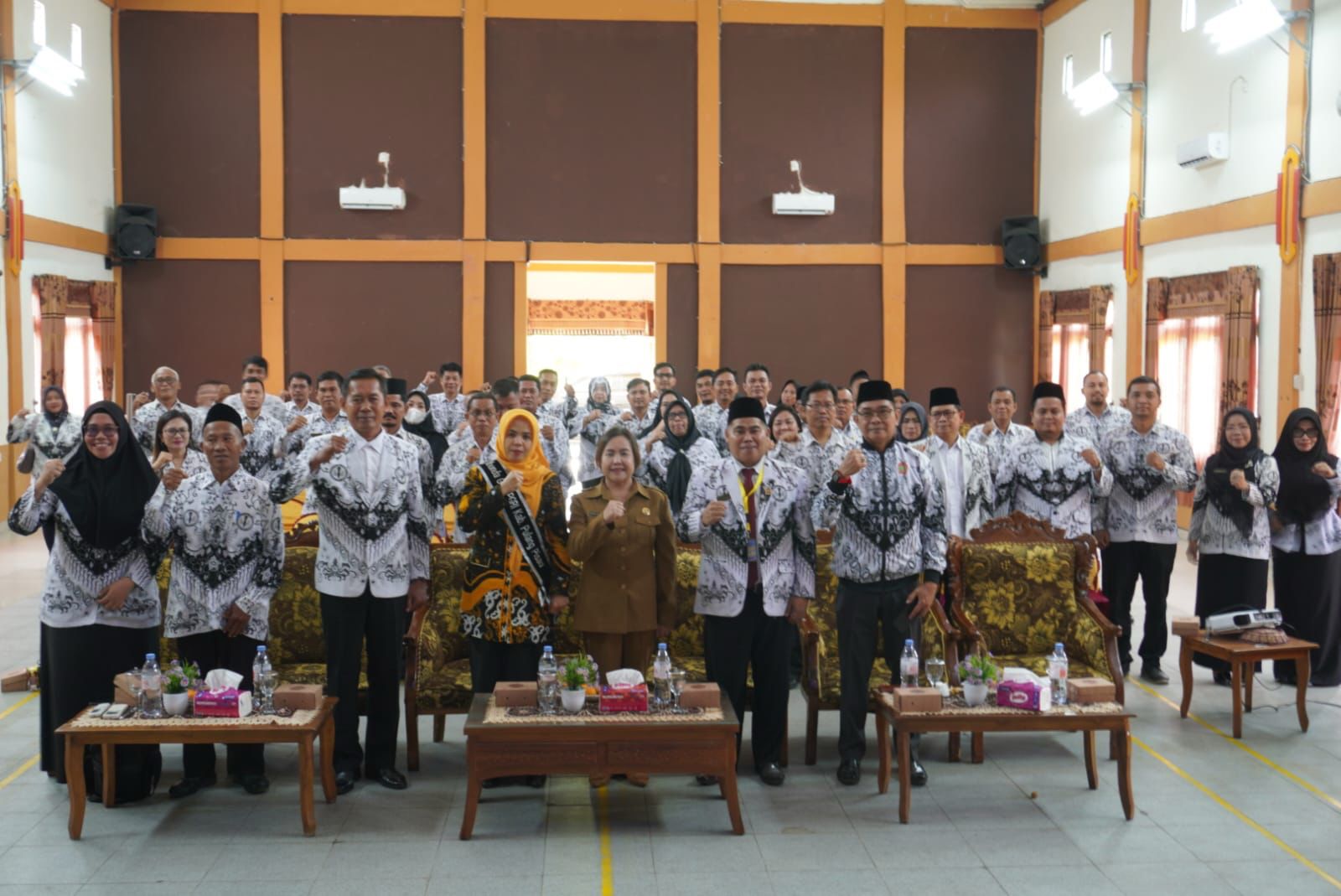 Ketua PGRI Kalteng, Dr. Diplan, resmi mengukuhkan Hj. Hasanah Rifa’i sebagai Ibunda Guru Pulang Pisau di Aula Dinkes, Senin (30/6/2025).