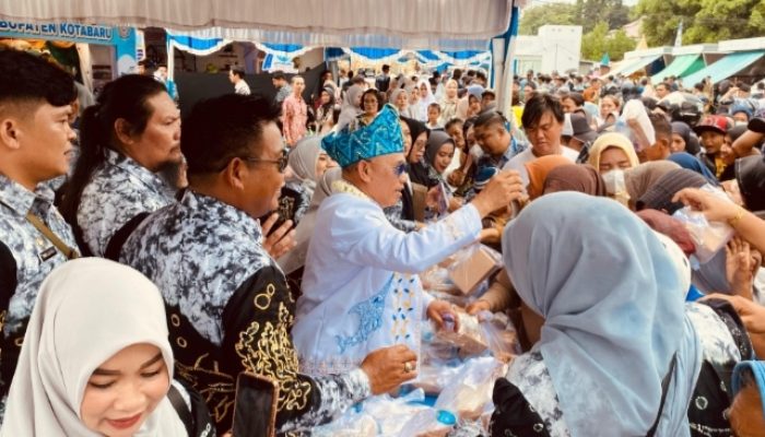 Ribuan Warga Padati Siring Laut Kotabaru Ikuti Jamuan Massal Harjad ke-75
