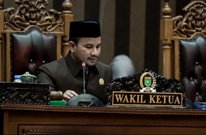 Wakil Ketua II DPRD Tanah Bumbu Syabani Rasul memimpin rapat paripurna pembahasan dua Raperda penting di gedung utama DPRD, Kamis (5/6/2025).