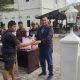Kajati Kalteng Dr. Undang Mugopal menyerahkan langsung daging kurban kepada masyarakat di halaman Masjid Al-Irfan, Palangka Raya, Senin (9/6/2025). (Foto: Dok. Kejati Kalteng)