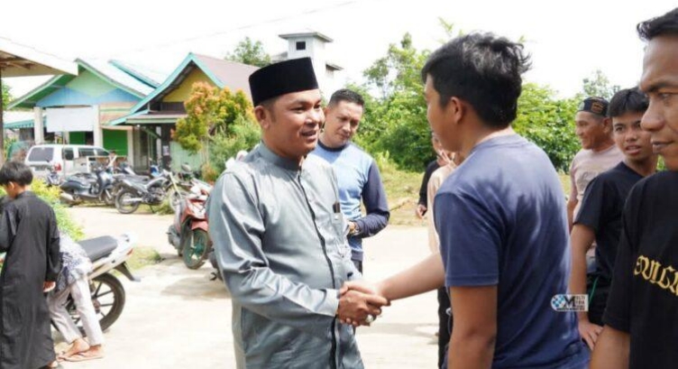 Wakil Bupati Murung Raya, Rahmanto Muhidin, menyerahkan hewan kurban dan mengajak masyarakat menjaga gotong royong dalam peringatan Iduladha 1446 H di Desa Bahitom.