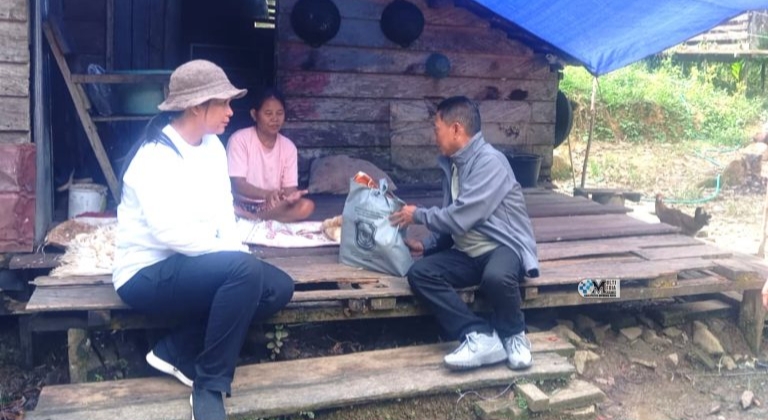 Bupati Murung Raya Heriyus menyerahkan bantuan langsung kepada warga di Kecamatan Tanah Siang, Senin (9/6/2025).