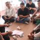 Wakil Bupati Murung Raya, Rahmanto Muhidin, berdialog dengan warga Desa Hingan Tokung terkait pembangunan jaringan listrik, Minggu (8/6/2025).