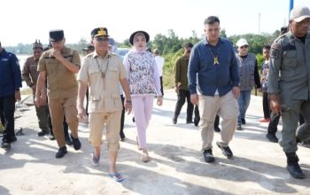 Gubernur Kalimantan Tengah Agustiar Sabran melepas benih ikan di Danau Asam dalam kunjungan kerja di Kotawaringin Barat