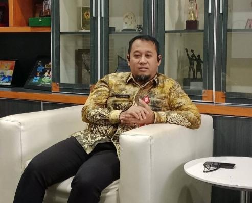 Plt Kadispora Kalsel, M. Fitri Hernadi, saat menjelaskan penambahan anggaran Porprov 2025 di ruang kerjanya, Kamis (12/6/2025).