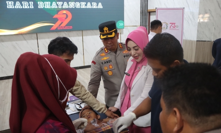 Ketua Bhayangkari Cabang Balangan, Vina Yulianor Abdi, menyapa warga dalam kegiatan bhakti kesehatan di Aula Pesat Gatra Polres Balangan, Rabu (11/6/2025).