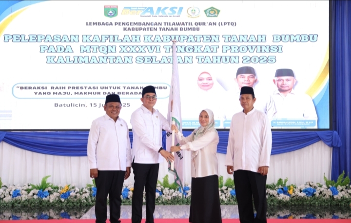 Bupati Tanah Bumbu Andi Rudi Latif melepas rombongan Kafilah MTQN ke-36 di Pendopo Kantor Bupati, Minggu (15/6/2025).