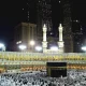 Perempuan Makkah membawa makanan dan berdoa di Masjidil Haram saat Hari Arafah sambil menunggu waktu berbuka. (Foto: Arab News)