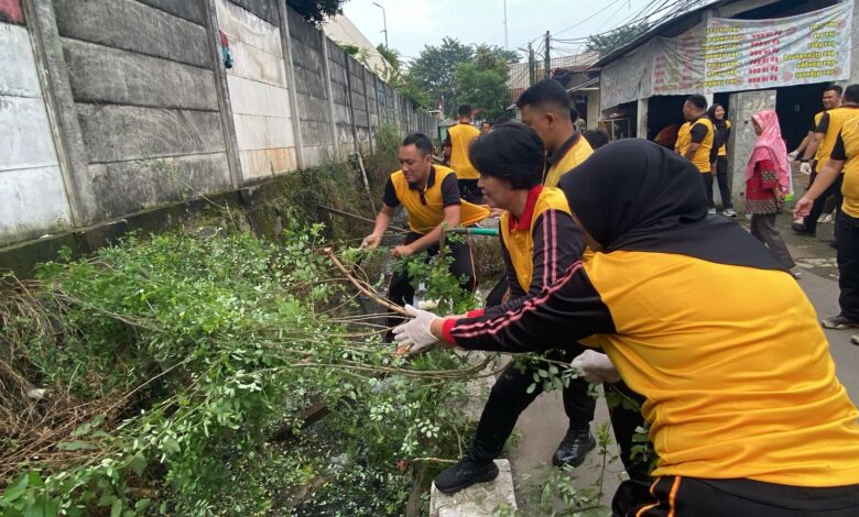 Kapolres Metro Bekasi Kota Kombes Pol Kusumo Wahyu Bintoro memimpin langsung kegiatan kerja bakti sambut HUT Bhayangkara ke-79, Jumat (27/6/2025).