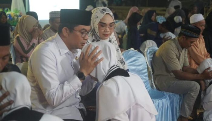 Bupati Tanah Bumbu Hadiri Wisuda Santri, Kalungkan Medali untuk Putrinya