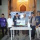 Bupati Tanah Bumbu, Andi Rudi Latif, menyerahkan sapi kurban bantuan Presiden Prabowo Subianto di Masjid Agung Al-Falah, Kamis (5/6/2025).