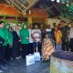 Foto Danramil, Camat, Kapolsek serta Babinsa mewakili Dandim 1022/Tanah Bumbu dan Bupati Andi Rudi Latif saat menyalurkan bantuan kepada warga Desa Manunggal, Karang Bintang. Jumat (16/06/2025). (Sumber: MC)