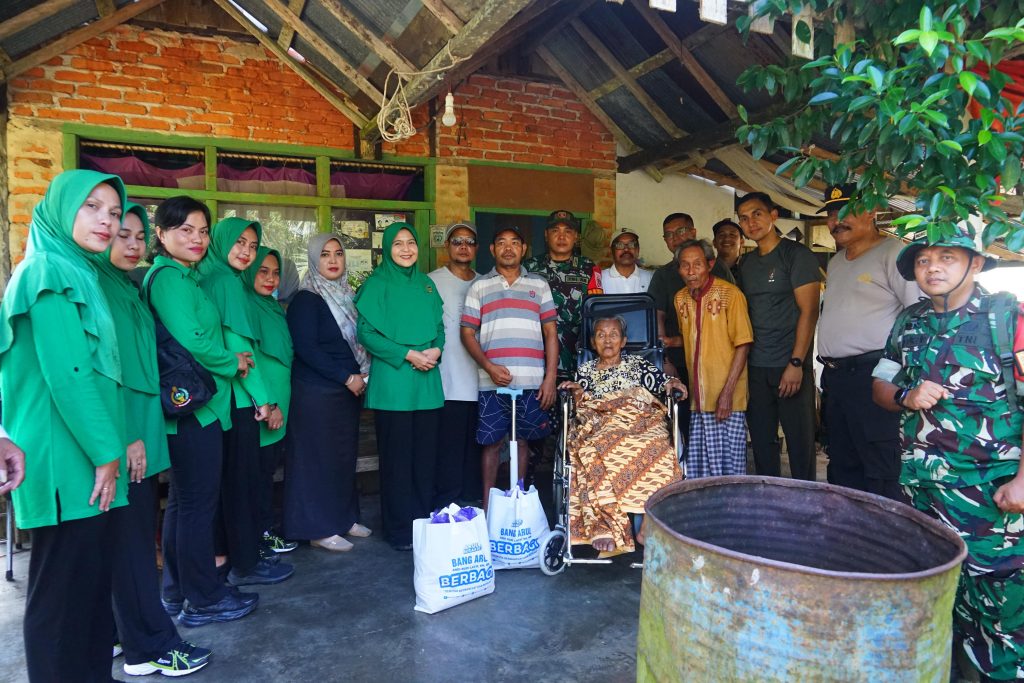 Foto Danramil, Camat, Kapolsek serta Babinsa mewakili Dandim 1022/Tanah Bumbu dan Bupati Andi Rudi Latif saat menyalurkan bantuan kepada warga Desa Manunggal, Karang Bintang. Jumat (16/06/2025). (Sumber: MC)