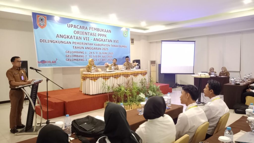 Kepala BKPSDM Tanah Bumbu Rusdiansyah membuka Orientasi PPPK Tahun 2025 Gelombang I, Selasa (24/6/2025) di Batulicin.
