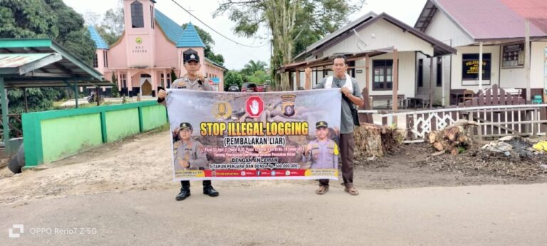 Ket Foto (IST) : Personel Polsek Kapuas Hulu saat memberikan Sosialisasi kepada warga Desa Sei Hanyo mengenai dampak dan ancaman hukum illegal logging, Kamis (26/6/2025) pagi.
