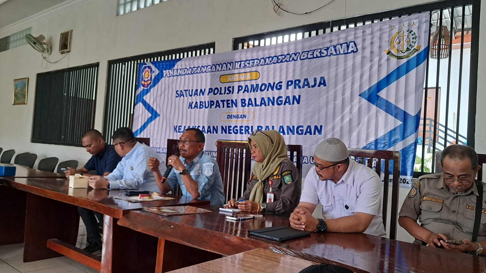 Satpol PP Balangan bersama Kejari Balangan menyepakati pendampingan hukum dalam penandatanganan MoU di Paringin, Selasa (3/6/2025).
