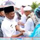 Bupati Murung Raya Heriyus menyalami jemaah haji yang baru tiba di Masjid Agung Al-Istiqlal, disambut haru oleh keluarga. (Foto: Humas Pemkab Mura)