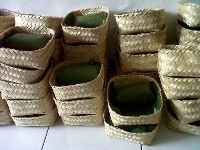DLH Kalsel memperkenalkan besek bambu sebagai alternatif kemasan ramah lingkungan untuk pembagian daging kurban. (Foto Istimewa)