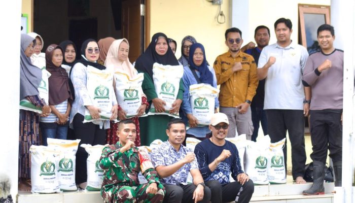 Pemkab Tanah Bumbu dan Bulog Salurkan Bantuan Beras Lokal ke Warga Kurang Mampu