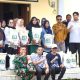 Kepala DKPP Tanah Bumbu, H. Hairuddin, menyerahkan secara simbolis bantuan beras kepada warga Desa Saring Sungai Bubu, Jumat (18/7/2025).