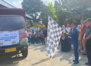 Bupati Murung Raya, Perdie Heriyus, secara simbolis meluncurkan penyaluran bantuan pangan beras untuk 3.975 keluarga di halaman Gudang Bulog Puruk Cahu, Rabu (23/7/2025).