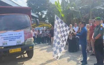 Bupati Murung Raya, Perdie Heriyus, secara simbolis meluncurkan penyaluran bantuan pangan beras untuk 3.975 keluarga di halaman Gudang Bulog Puruk Cahu, Rabu (23/7/2025).