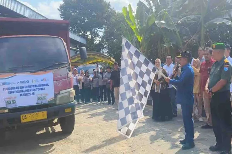 Bupati Murung Raya, Perdie Heriyus, secara simbolis meluncurkan penyaluran bantuan pangan beras untuk 3.975 keluarga di halaman Gudang Bulog Puruk Cahu, Rabu (23/7/2025).