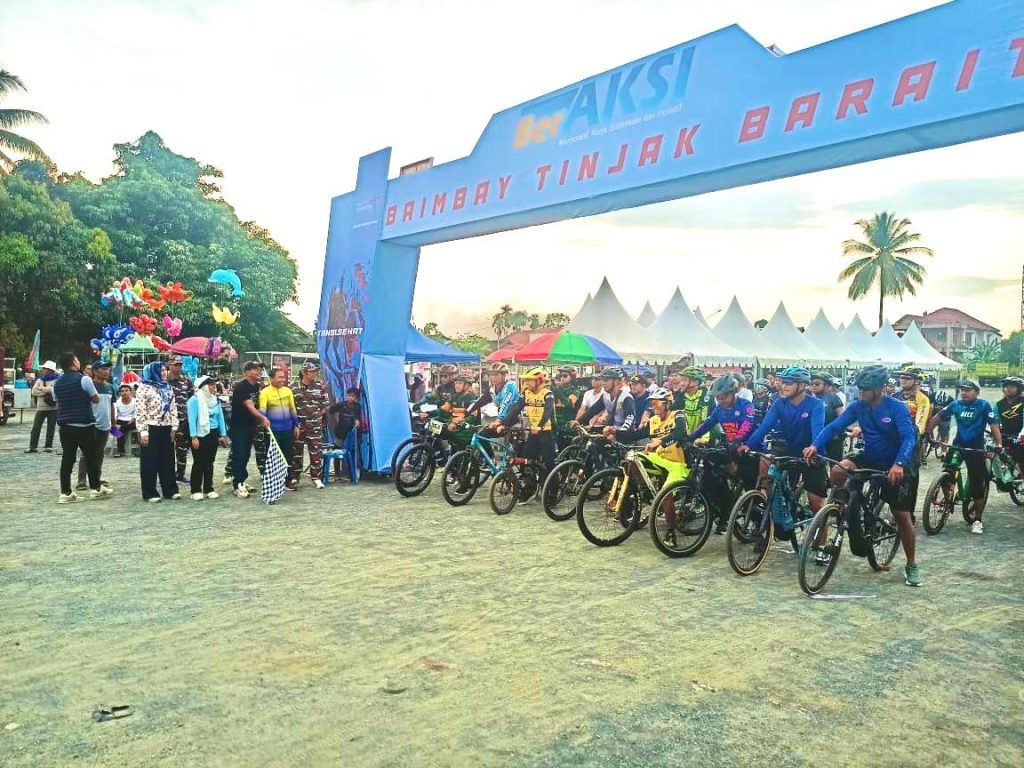 Peserta Fun Bike HUT ke-5 Laskar Merah Putih antusias ikuti gowes bareng sejauh 30 km dari Km 2,5 hingga Bundaran Kuranji, Tanah Bumbu, Sabtu (12/7/2025).