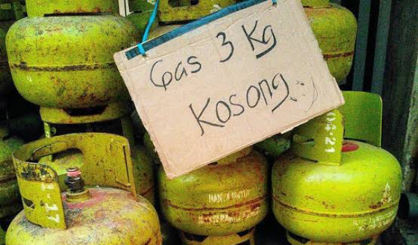 Ilustrasi tumpukan tabung gas LPG 3 kg kosong. Kelangkaan elpiji bersubsidi membuat warga kesulitan mendapatkan pasokan gas untuk kebutuhan sehari-hari. (Foto IST).
