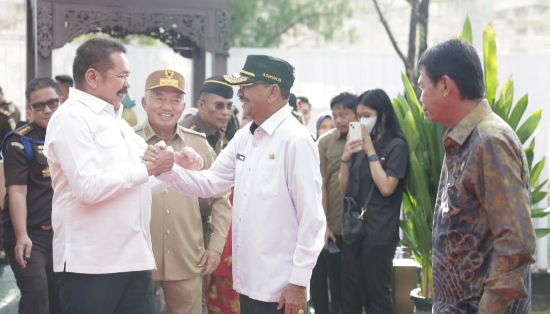 Ketua DPRD Kalsel H. Supian HK bersama Gubernur H. Muhidin menyambut Jaksa Agung ST. Burhanuddin setibanya di Lanud Syamsudin Noor, Selasa (1/7/2025).