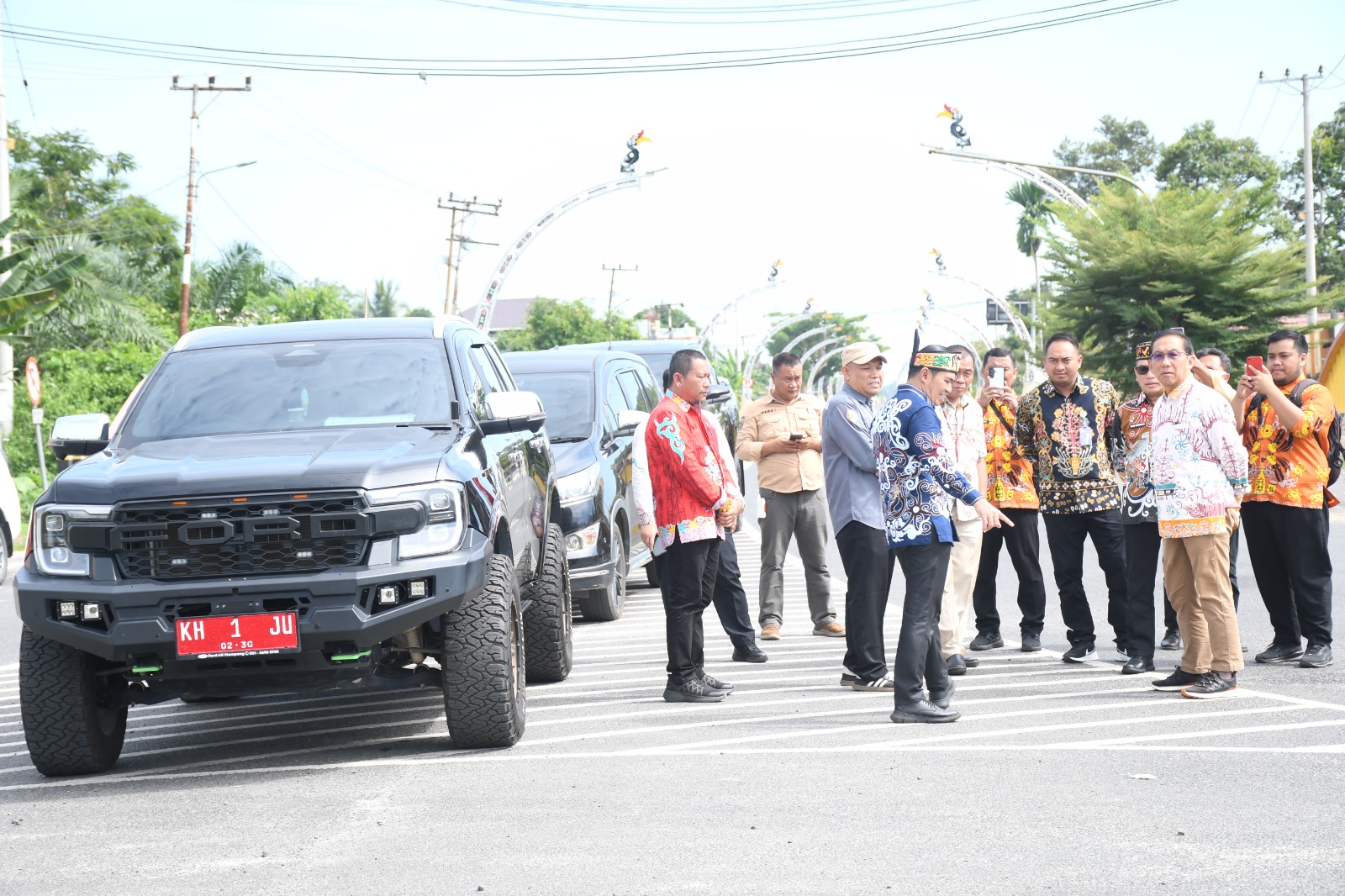 Bupati Ahmad Rifa’i meninjau langsung Bundaran Belah dan berdialog dengan warga Desa Hanjak Maju, Kamis (3/7/2025), memastikan proyek ikon kota dan rest area berjalan sesuai rencana.