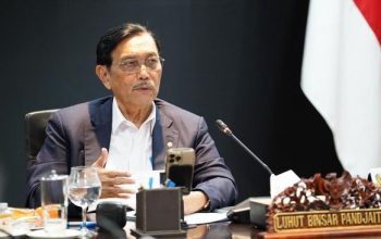 Luhut Binsar Pandjaitan memimpin rapat kesiapan digitalisasi bansos bersama jajaran kementerian dan lembaga, Jumat (4/7/2025). (Foto: DEN)