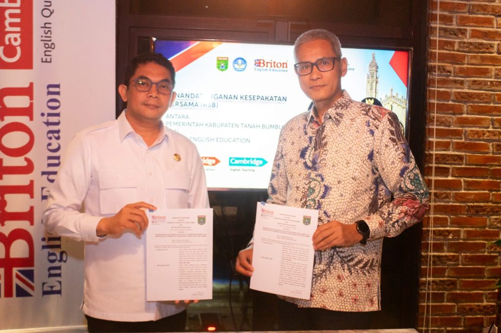 Bupati Tanah Bumbu Andi Rudi Latif menandatangani nota kesepahaman dengan Briton English Education–Cambridge University, Sabtu (5/7/2025) di Jakarta.