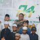 Wakil Bupati Tanah Laut H. Muhammad Zazuli menyerahkan santunan kepada anak yatim dalam peringatan 10 Muharram 1447 H di Kantor Baznas Tanah Laut, Minggu (6/7/2025).