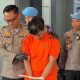 Tersangka Fatur saat digiring oleh anggota polisi usai ditangkap di RSSA Malang. Tangannya diborgol sebagai prosedur pengamanan. (Foto: dok. Polresta Malang Kota)