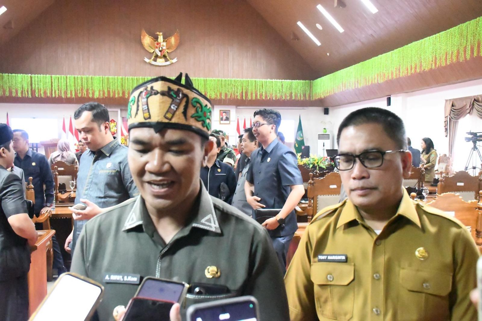 Bupati Pulang Pisau H. Ahmad Rifa’i menghadiri Rapat Paripurna DPRD dan mendorong pengesahan Raperda anti-narkotika di ruang sidang DPRD Pulang Pisau. (Foto: Dok. Humas Pemkab Pulang Pisau)