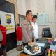 Kapolsek Banjarbaru Utara Kompol Heru Setiawan memperlihatkan barang bukti penipuan pengadaan kitab oleh MS dan R dalam konferensi pers, Selasa (8/7/2025).