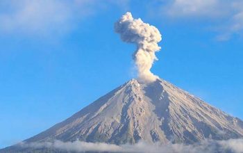Asap erupsi Gunung Semeru membumbung setinggi 400 meter dari kawah utama, terlihat jelas dari kawasan Lumajang, Selasa (8/7/2025).