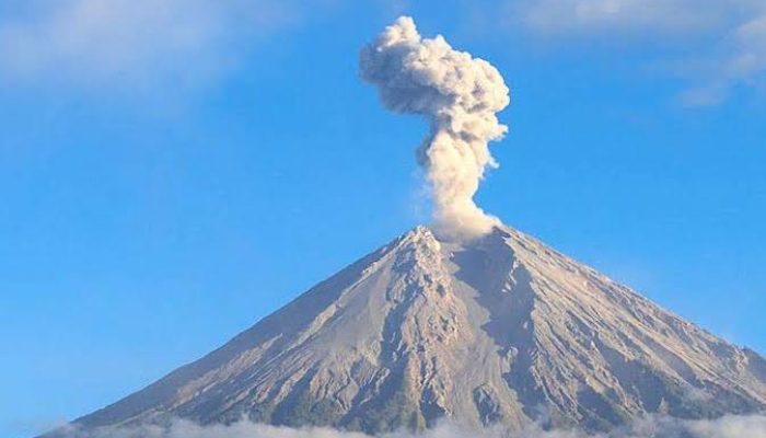 Gunung Semeru Erupsi, Semburkan Abu 400 Meter ke Langit Lumajang