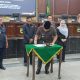 Bupati Tanah Laut H. Rahmat Trianto menandatangani nota persetujuan Raperda Perubahan APBD 2025 dalam Rapat Paripurna DPRD, Selasa (8/7/2025).
