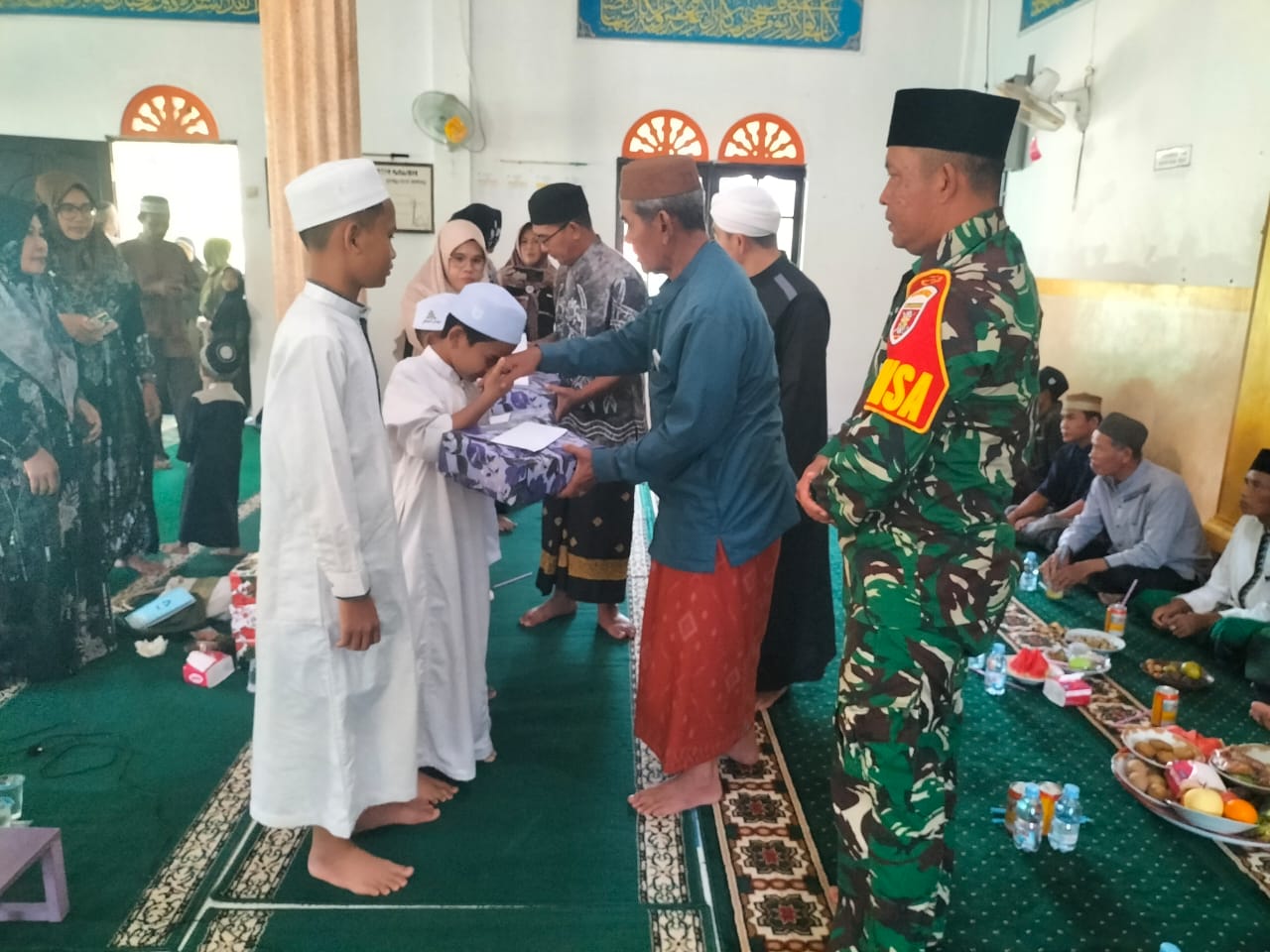 Babinsa Koramil 1022-06/Sungai Loban bersama warga Desa Sumber Makmur menghadiri pengajian dan santunan anak yatim dalam rangka Tahun Baru Islam 1447 Hijriah.